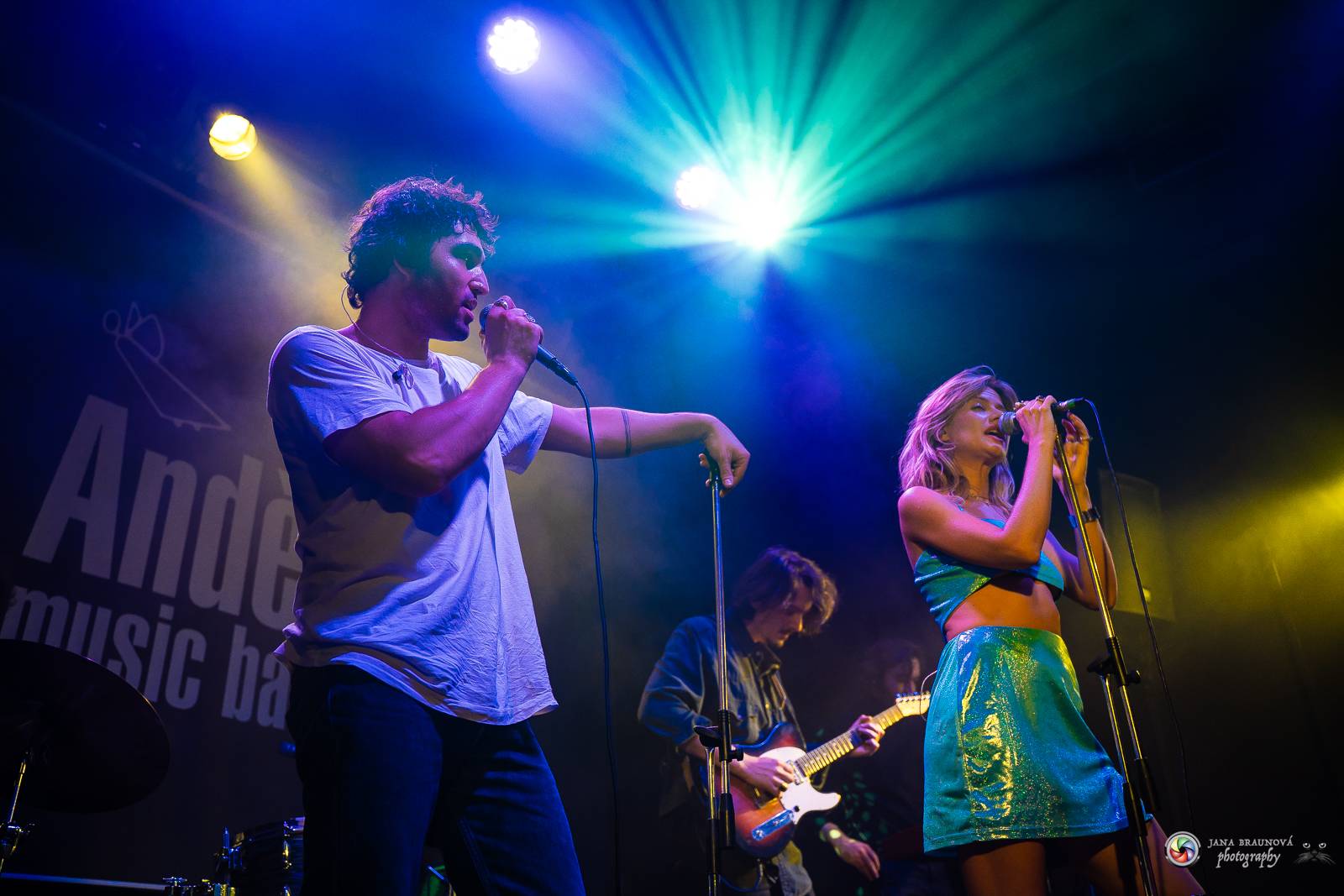 Povedená generálka před Forem Karlín. Emma Smetana a Jordan Haj zpívali v Plzni mezi fanoušky