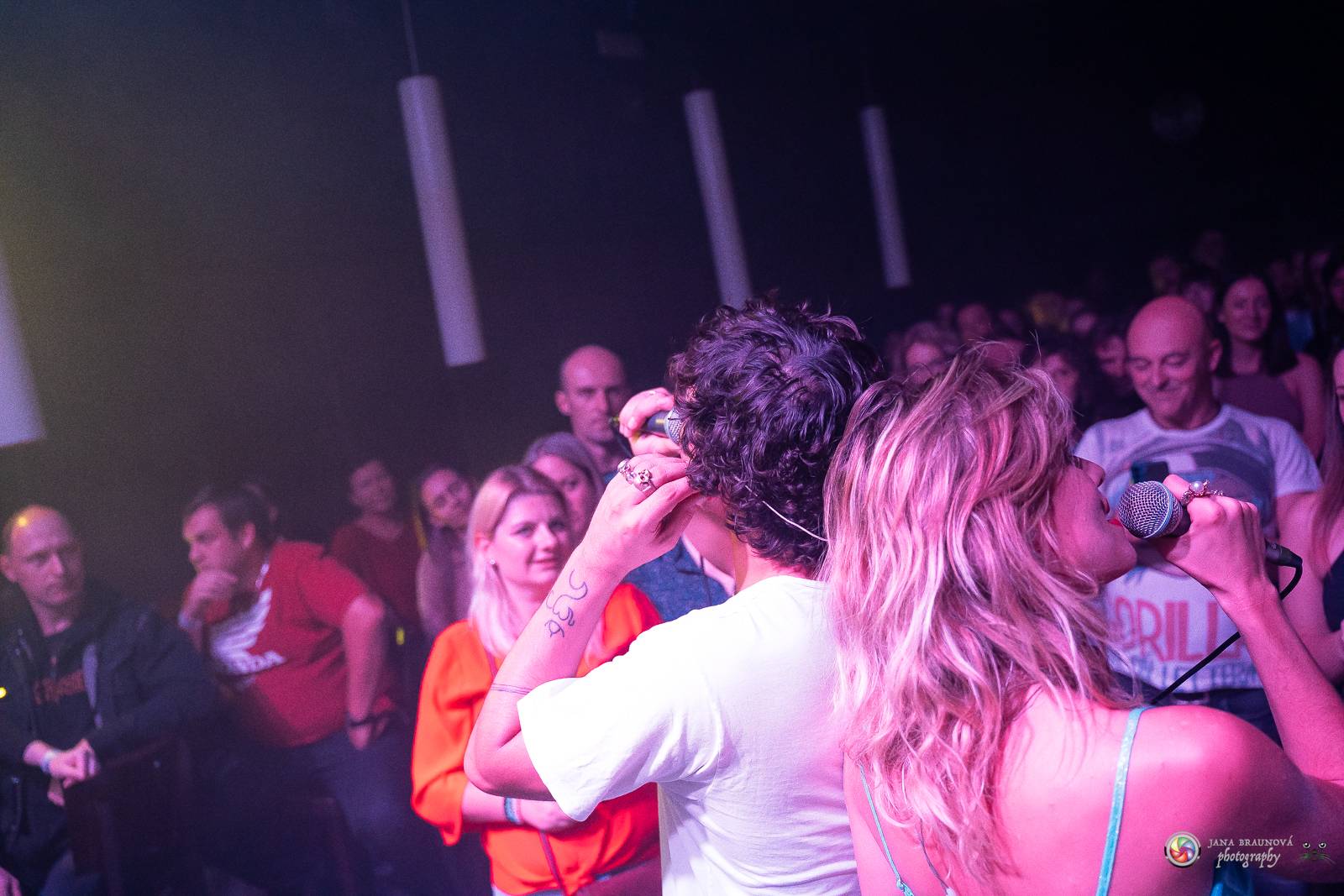 Povedená generálka před Forem Karlín. Emma Smetana a Jordan Haj zpívali v Plzni mezi fanoušky