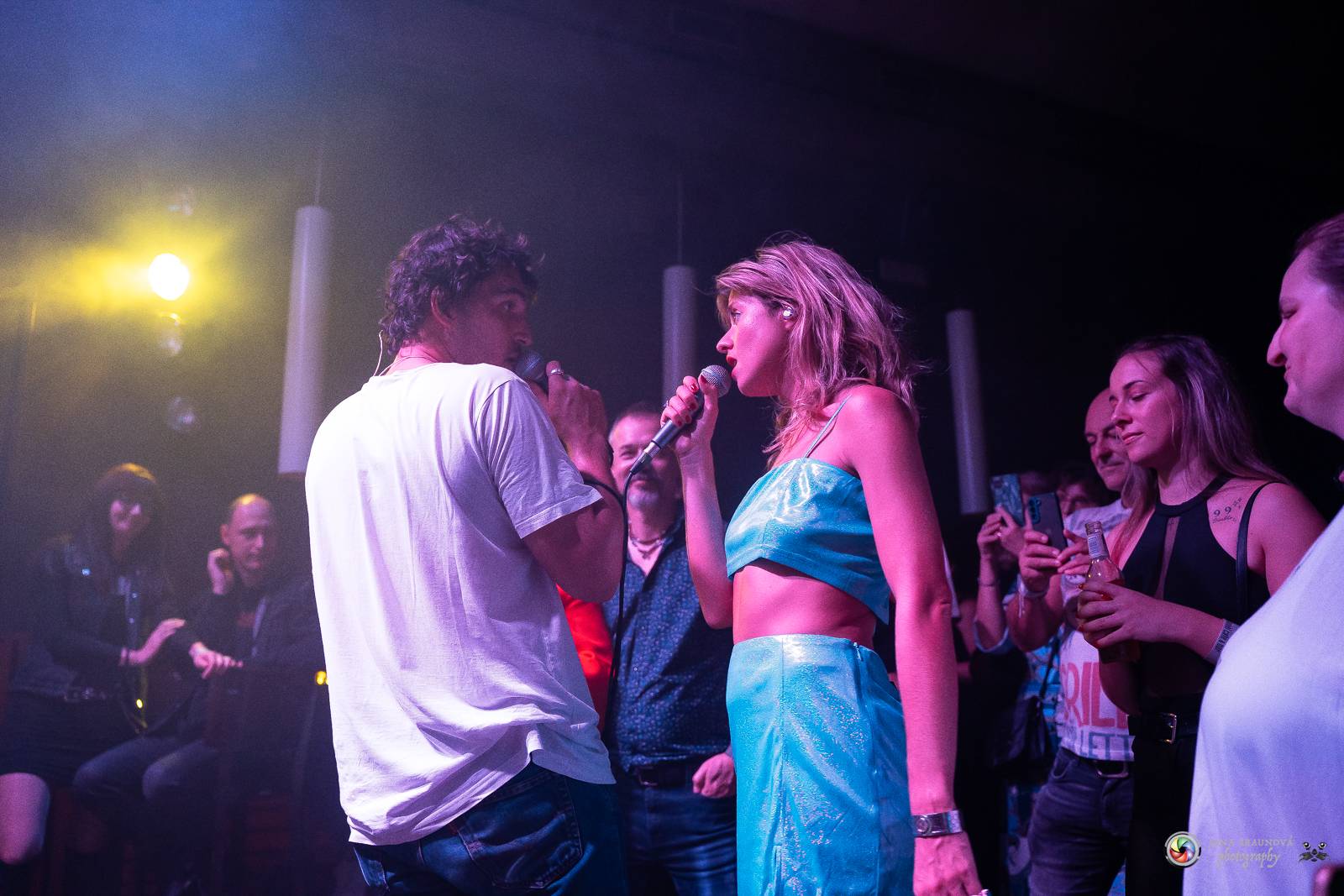 Povedená generálka před Forem Karlín. Emma Smetana a Jordan Haj zpívali v Plzni mezi fanoušky