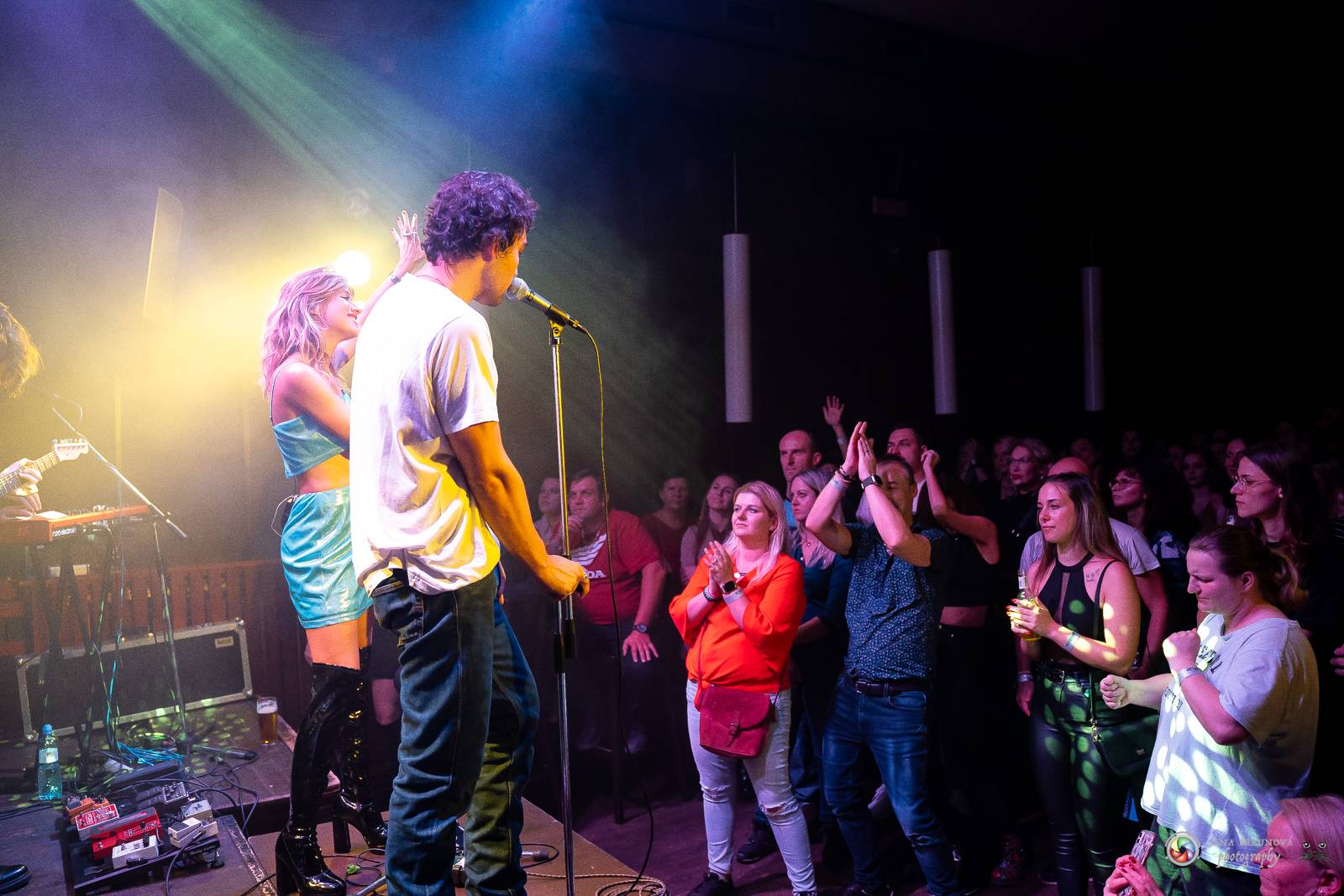 Povedená generálka před Forem Karlín. Emma Smetana a Jordan Haj zpívali v Plzni mezi fanoušky