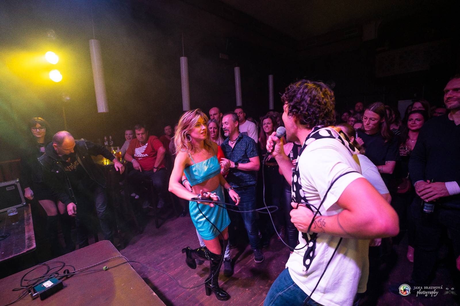 Povedená generálka před Forem Karlín. Emma Smetana a Jordan Haj zpívali v Plzni mezi fanoušky