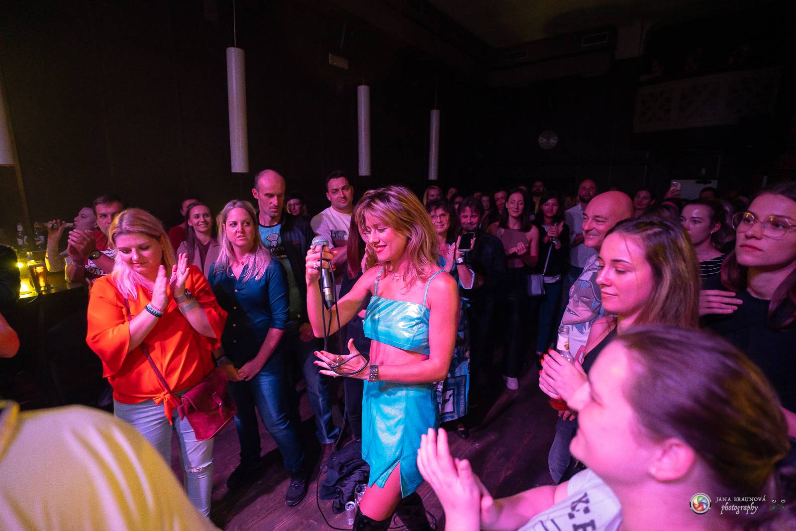 Povedená generálka před Forem Karlín. Emma Smetana a Jordan Haj zpívali v Plzni mezi fanoušky