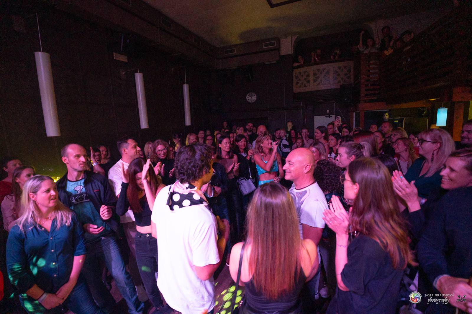 Povedená generálka před Forem Karlín. Emma Smetana a Jordan Haj zpívali v Plzni mezi fanoušky