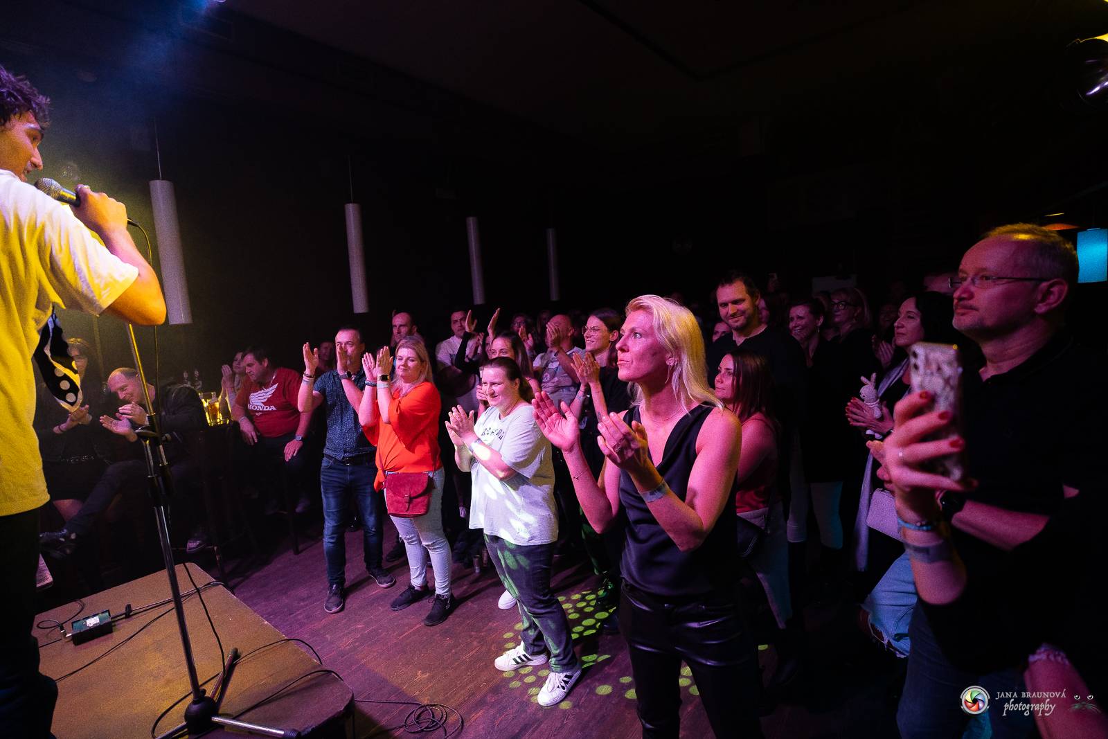 Povedená generálka před Forem Karlín. Emma Smetana a Jordan Haj zpívali v Plzni mezi fanoušky