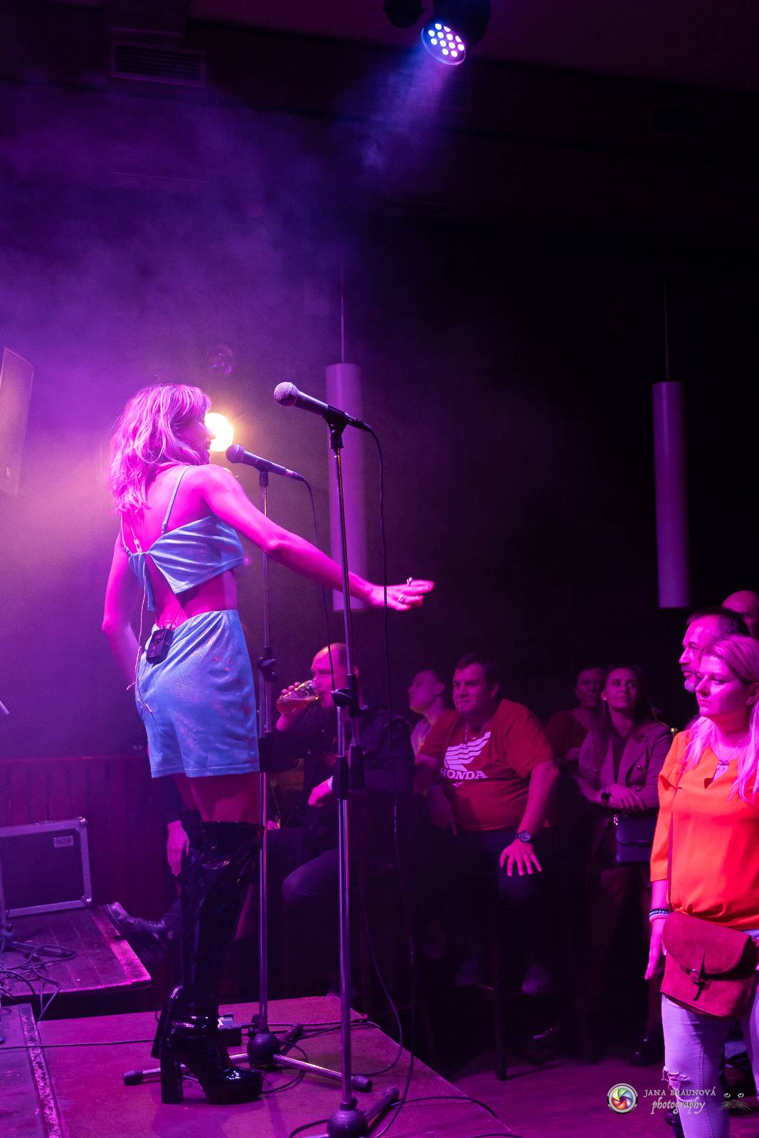 Povedená generálka před Forem Karlín. Emma Smetana a Jordan Haj zpívali v Plzni mezi fanoušky