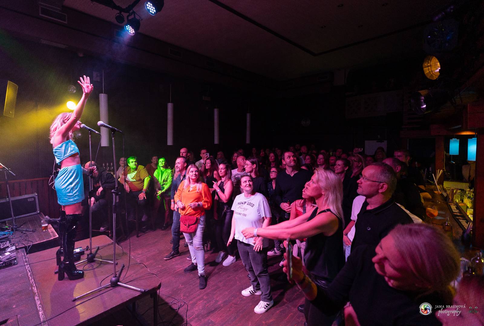 Povedená generálka před Forem Karlín. Emma Smetana a Jordan Haj zpívali v Plzni mezi fanoušky