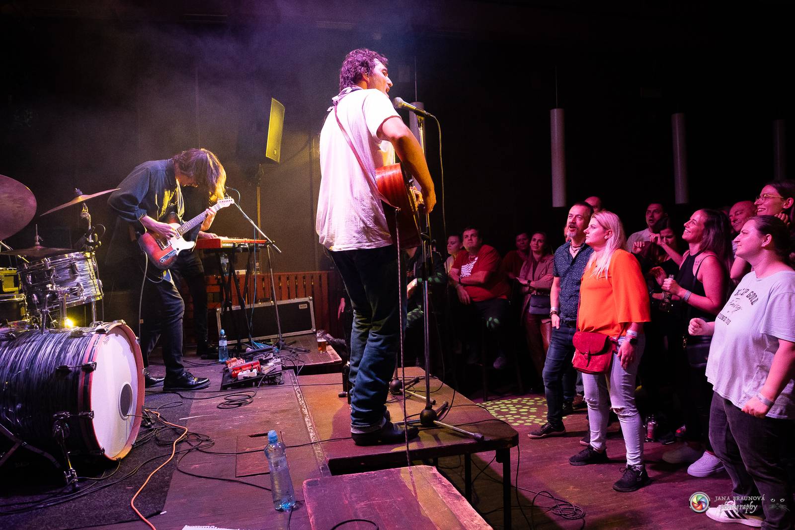 Povedená generálka před Forem Karlín. Emma Smetana a Jordan Haj zpívali v Plzni mezi fanoušky