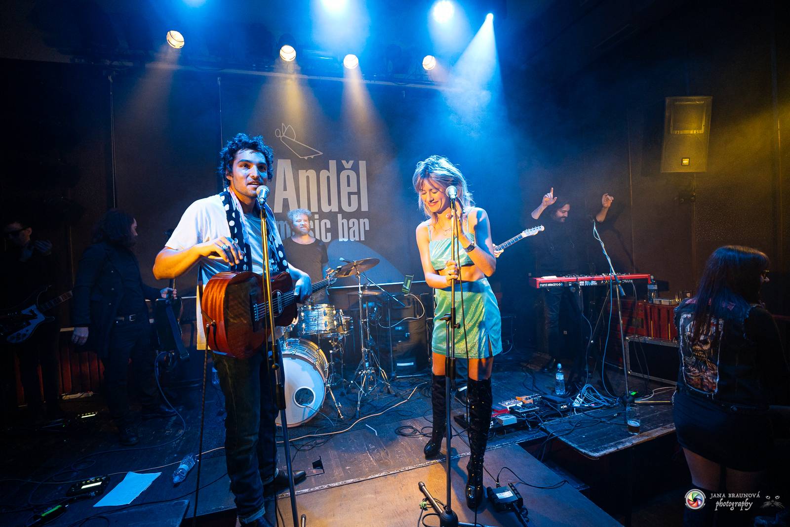 Povedená generálka před Forem Karlín. Emma Smetana a Jordan Haj zpívali v Plzni mezi fanoušky