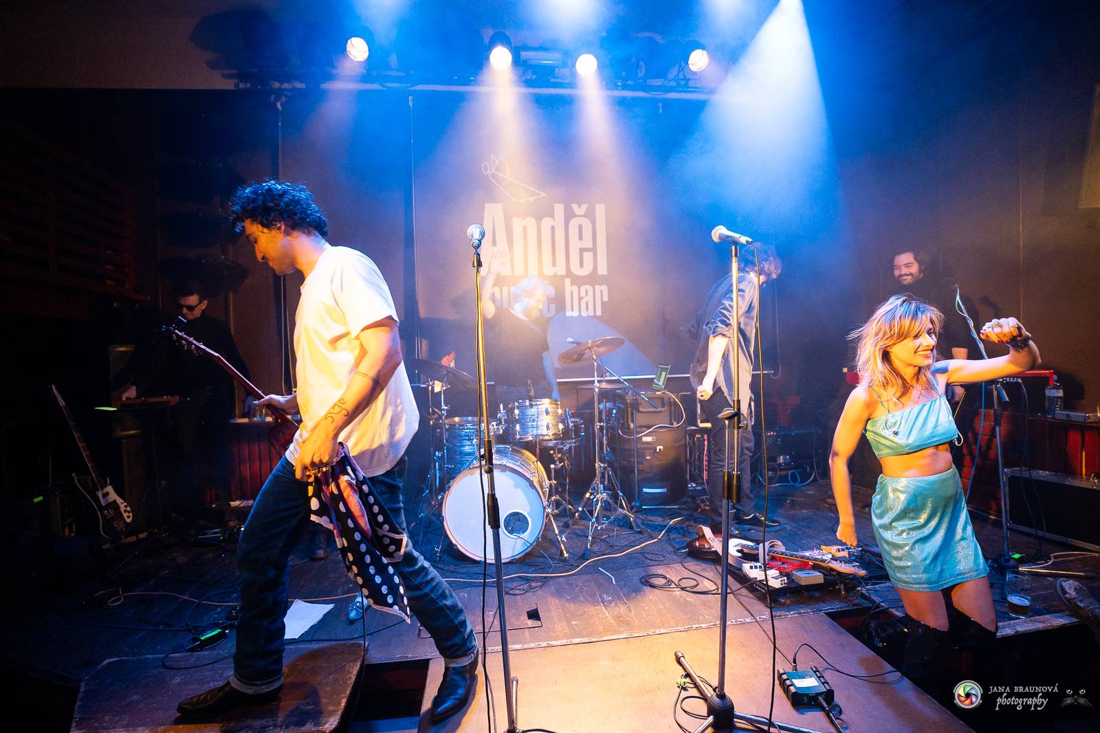 Povedená generálka před Forem Karlín. Emma Smetana a Jordan Haj zpívali v Plzni mezi fanoušky