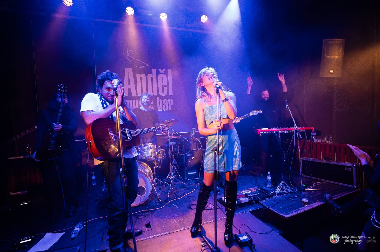 Povedená generálka před Forem Karlín. Emma Smetana a Jordan Haj zpívali v Plzni mezi fanoušky