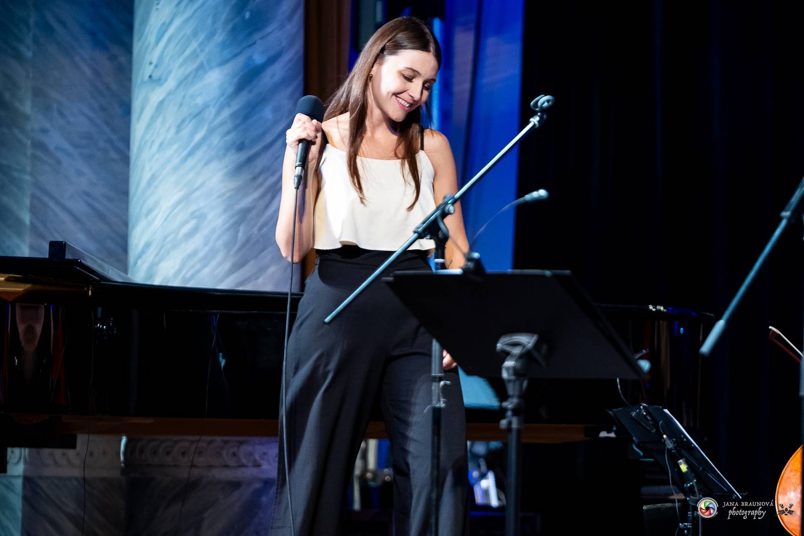 V Plzni se vzpomínalo na Petra Hapku. Jeho písně zazpívaly Kateřina Marie Tichá i Hana Holišová