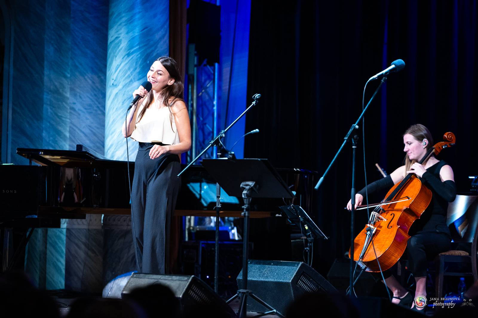 V Plzni se vzpomínalo na Petra Hapku. Jeho písně zazpívaly Kateřina Marie Tichá i Hana Holišová