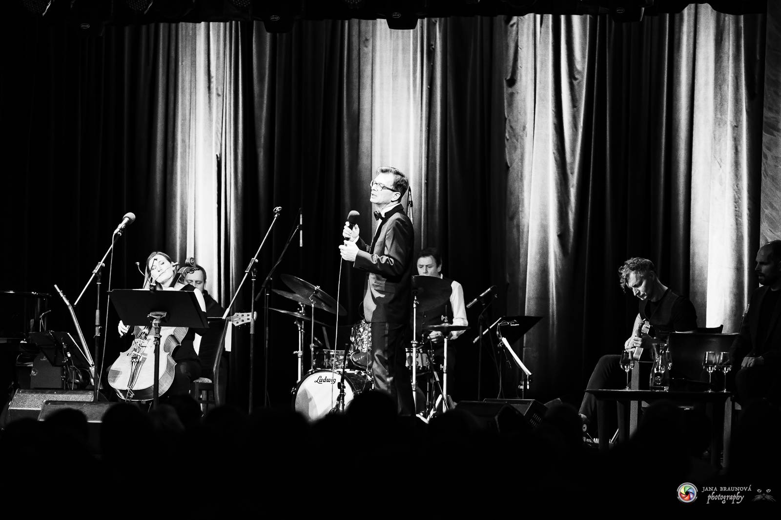 V Plzni se vzpomínalo na Petra Hapku. Jeho písně zazpívaly Kateřina Marie Tichá i Hana Holišová