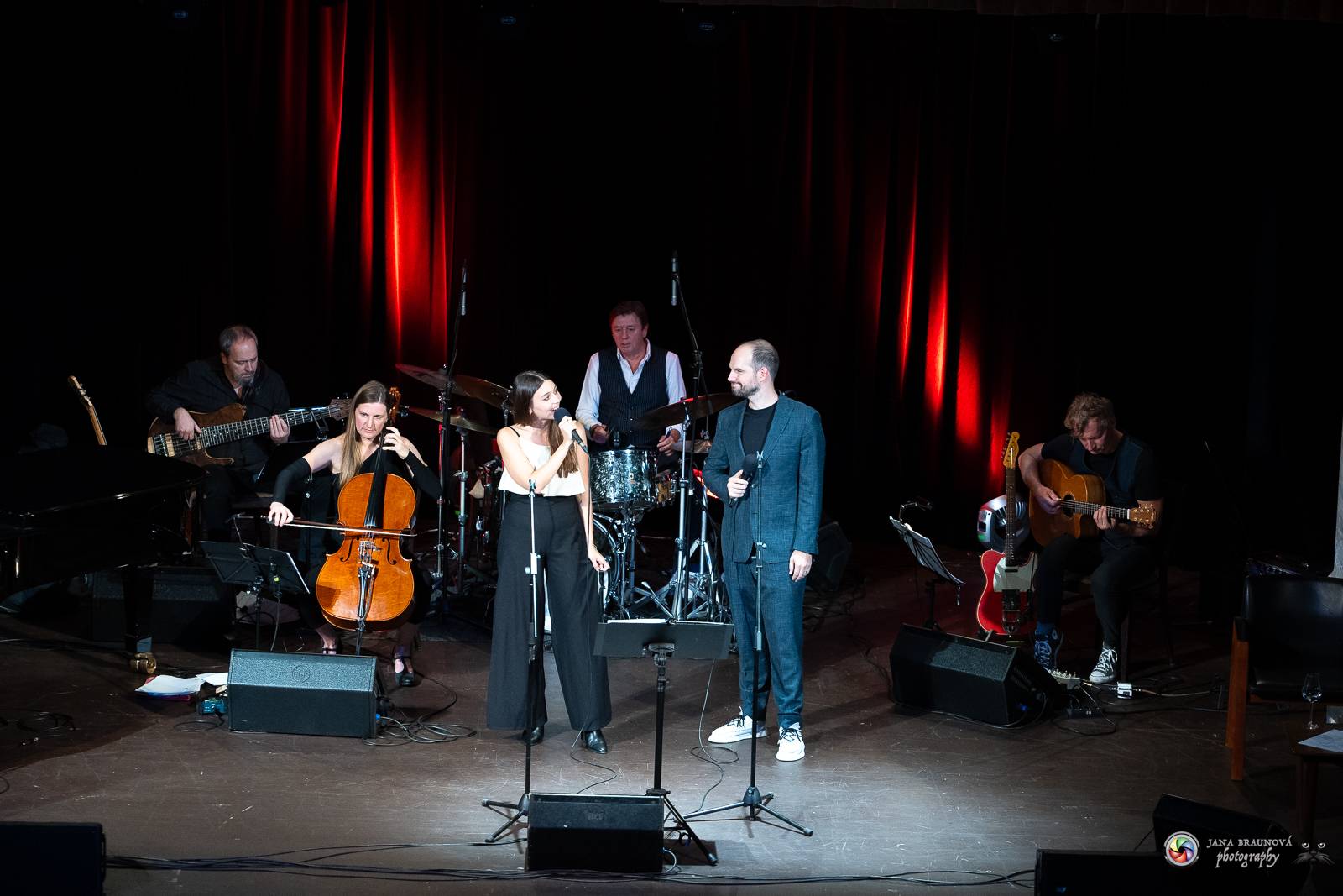 V Plzni se vzpomínalo na Petra Hapku. Jeho písně zazpívaly Kateřina Marie Tichá i Hana Holišová