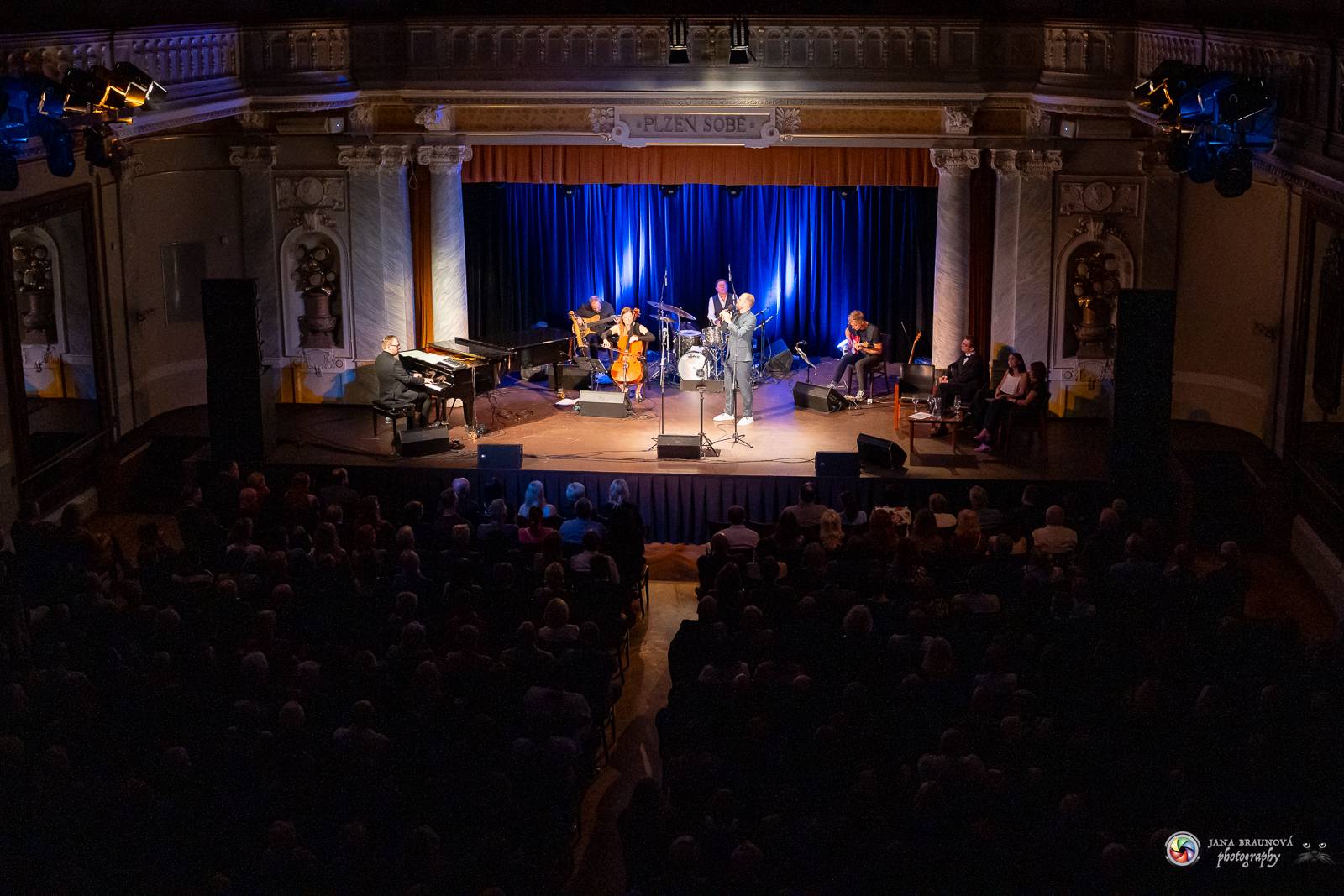 V Plzni se vzpomínalo na Petra Hapku. Jeho písně zazpívaly Kateřina Marie Tichá i Hana Holišová