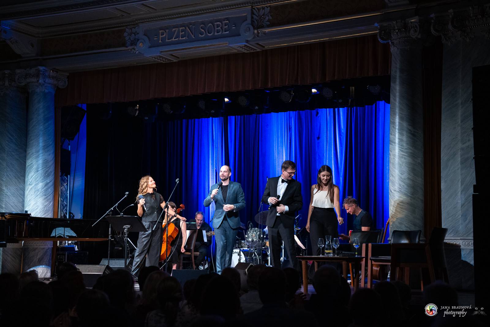 V Plzni se vzpomínalo na Petra Hapku. Jeho písně zazpívaly Kateřina Marie Tichá i Hana Holišová