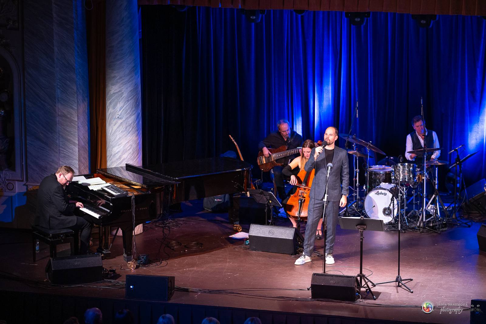 V Plzni se vzpomínalo na Petra Hapku. Jeho písně zazpívaly Kateřina Marie Tichá i Hana Holišová