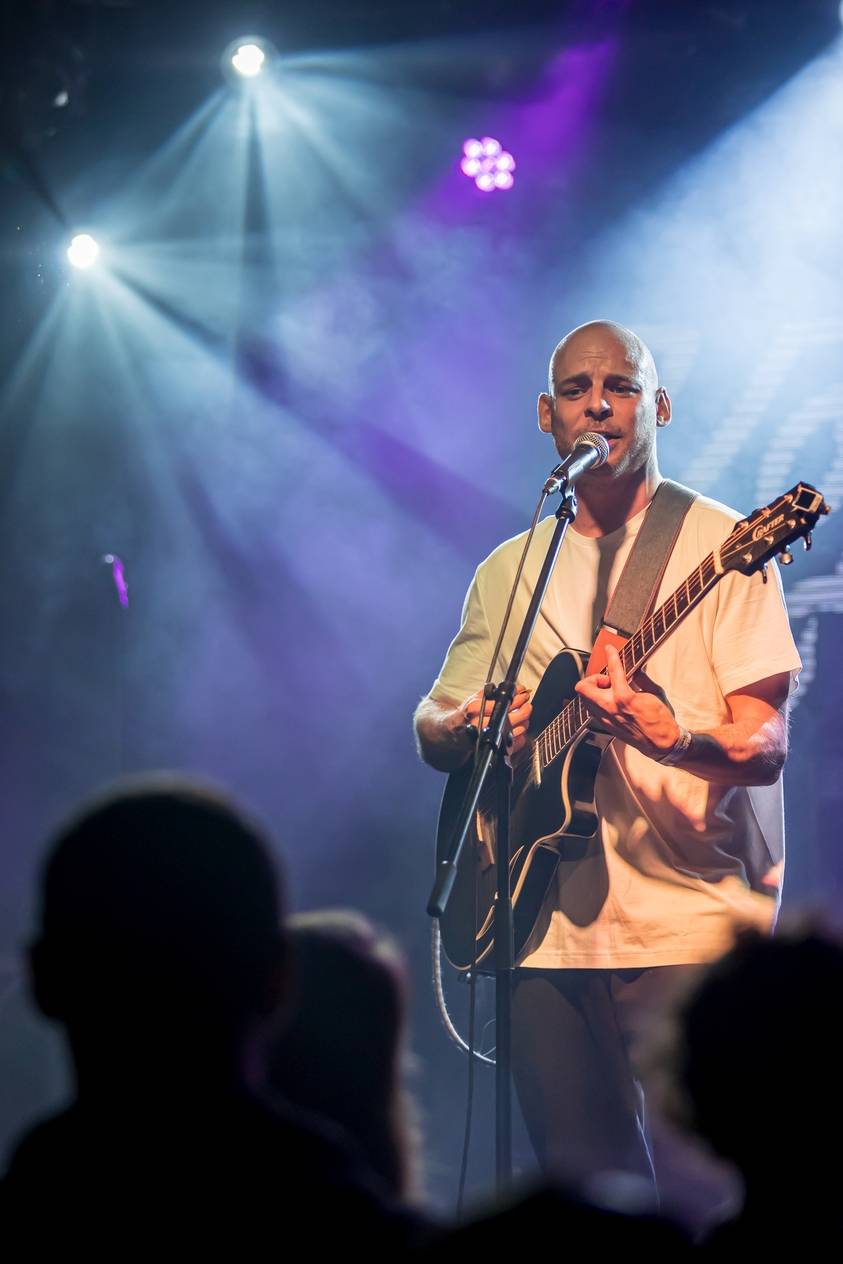 Vojtaano pokřtil album Do trojky, v pražském Futuru ho doprovodili Fast Food Orchestra