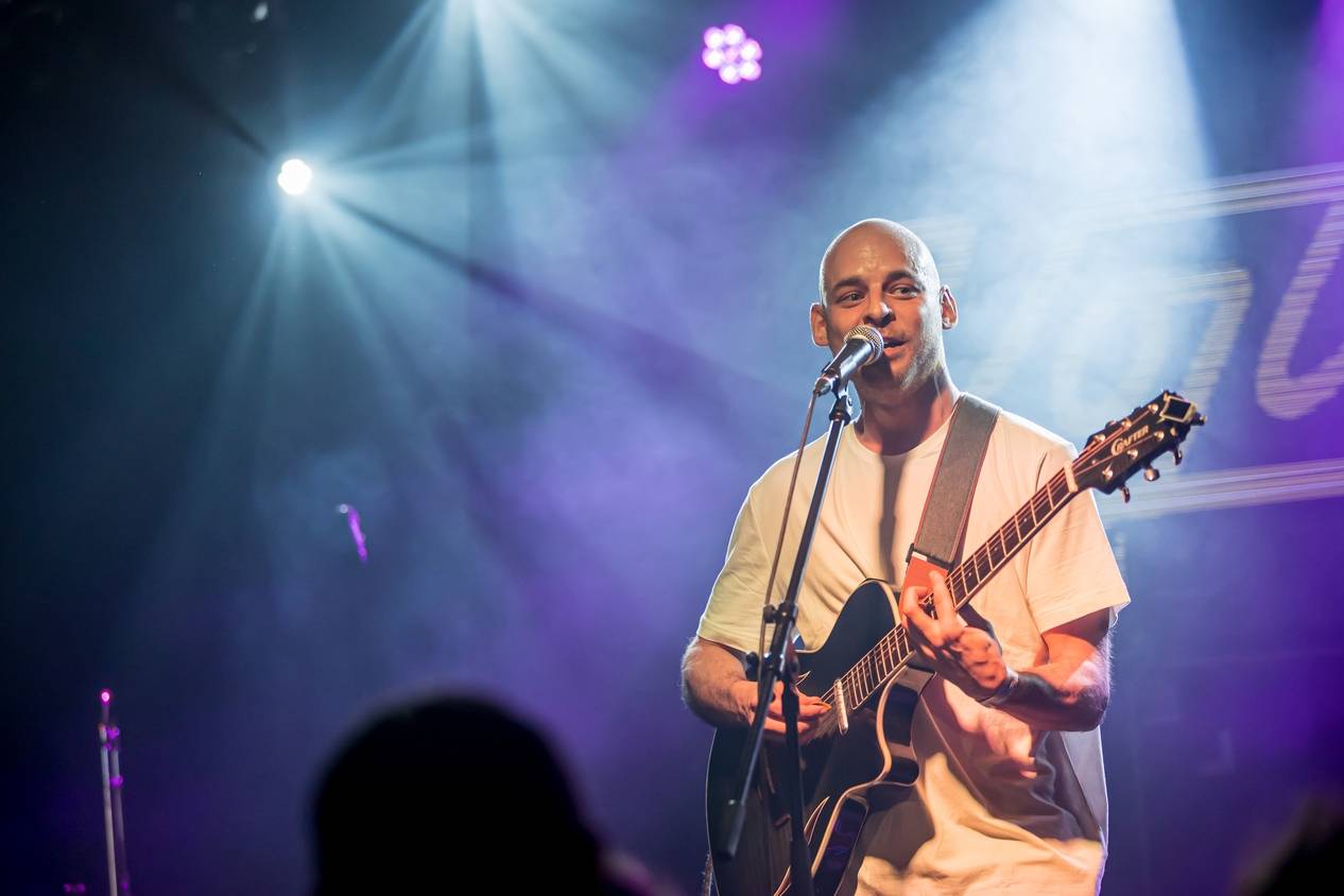 Vojtaano pokřtil album Do trojky, v pražském Futuru ho doprovodili Fast Food Orchestra