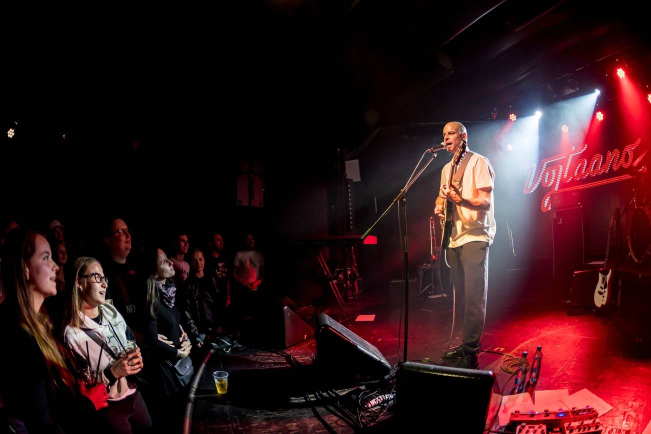 Vojtaano pokřtil album Do trojky, v pražském Futuru ho doprovodili Fast Food Orchestra