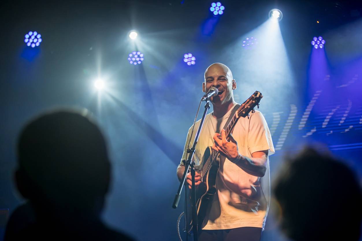 Vojtaano pokřtil album Do trojky, v pražském Futuru ho doprovodili Fast Food Orchestra