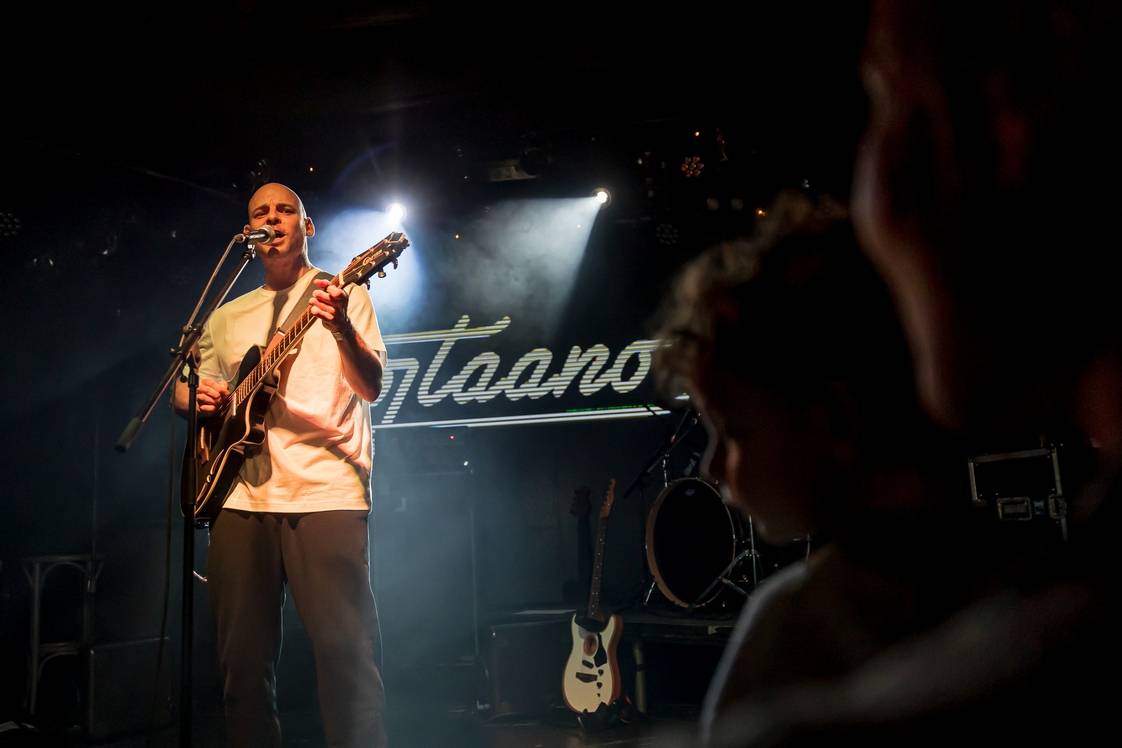 Vojtaano pokřtil album Do trojky, v pražském Futuru ho doprovodili Fast Food Orchestra