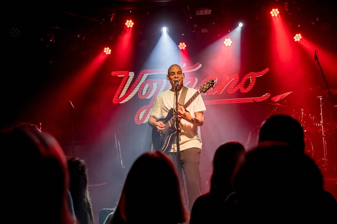 Vojtaano pokřtil album Do trojky, v pražském Futuru ho doprovodili Fast Food Orchestra