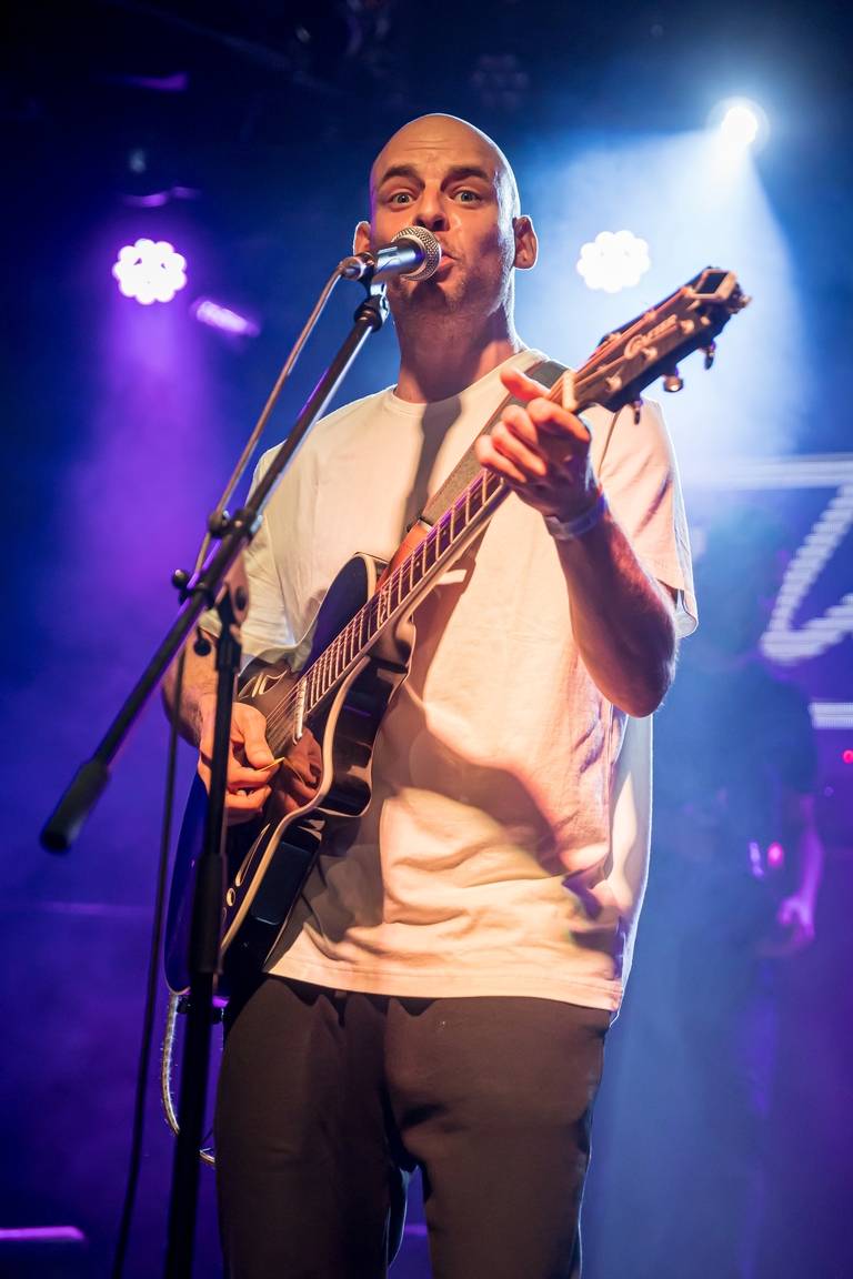 Vojtaano pokřtil album Do trojky, v pražském Futuru ho doprovodili Fast Food Orchestra