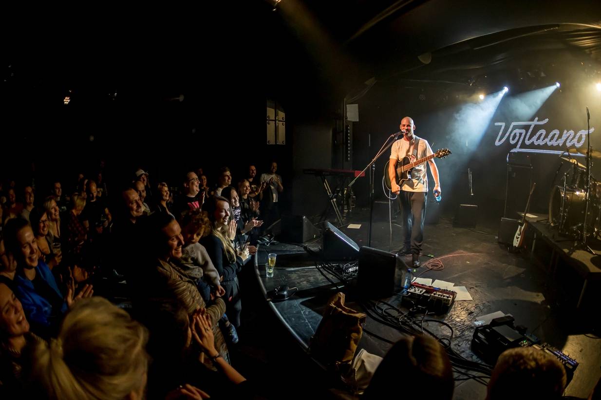 Vojtaano pokřtil album Do trojky, v pražském Futuru ho doprovodili Fast Food Orchestra