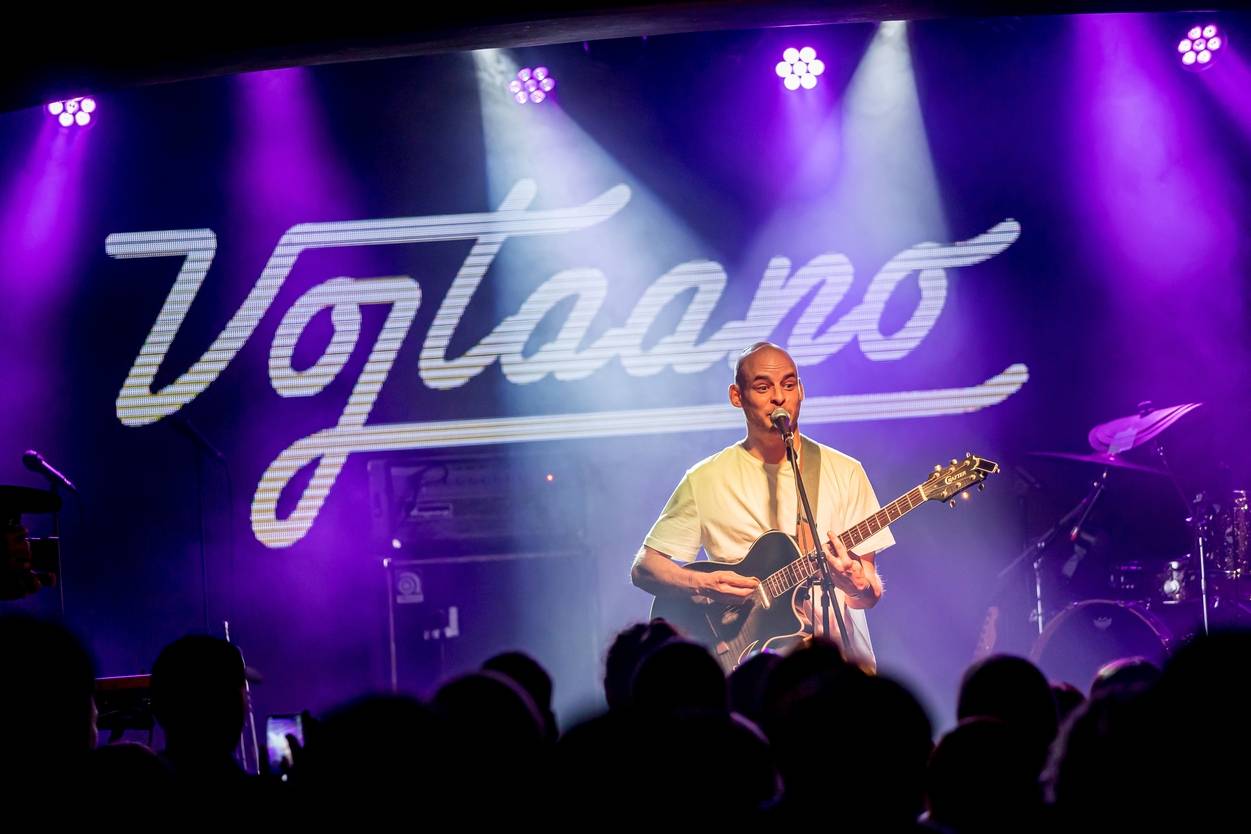 Vojtaano pokřtil album Do trojky, v pražském Futuru ho doprovodili Fast Food Orchestra