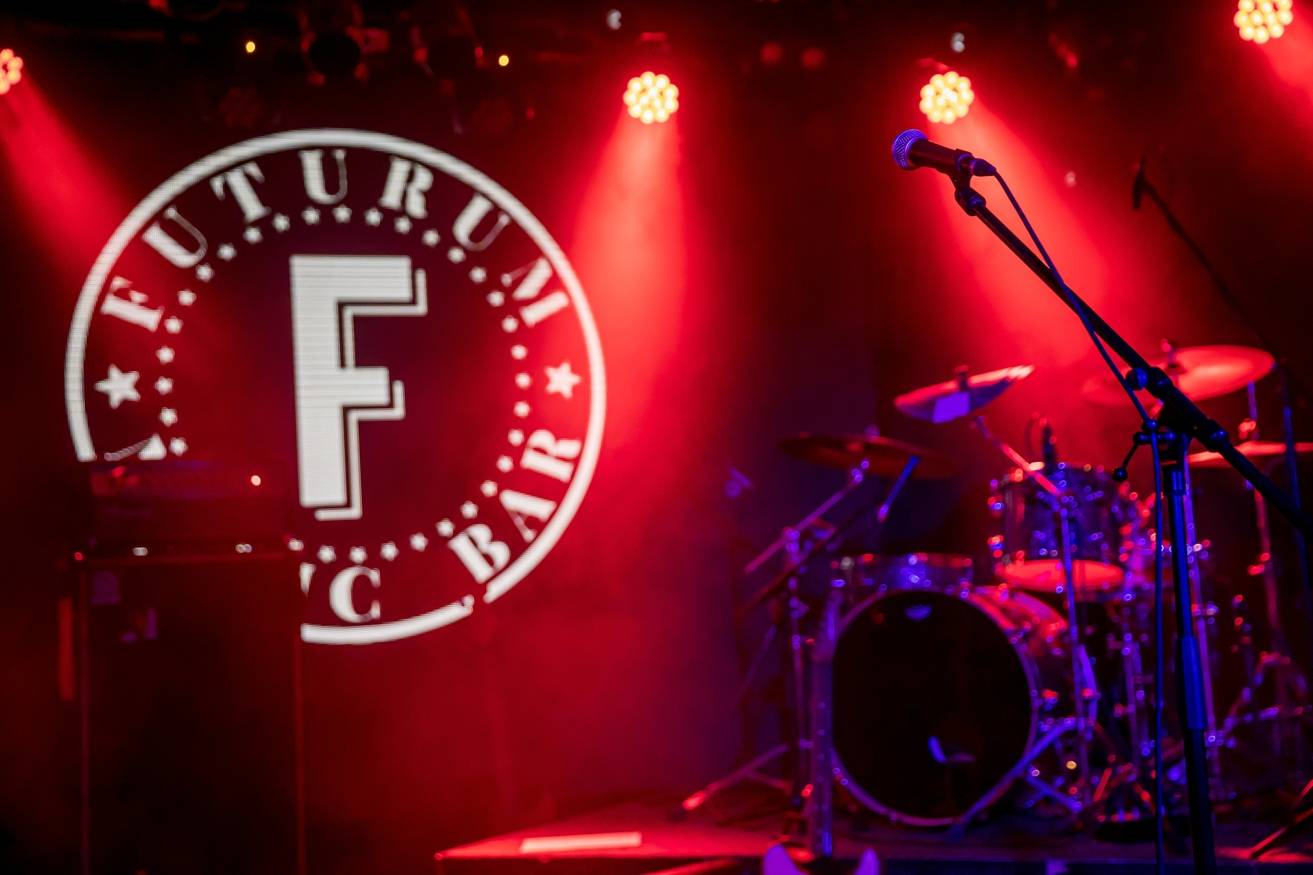 Vojtaano pokřtil album Do trojky, v pražském Futuru ho doprovodili Fast Food Orchestra