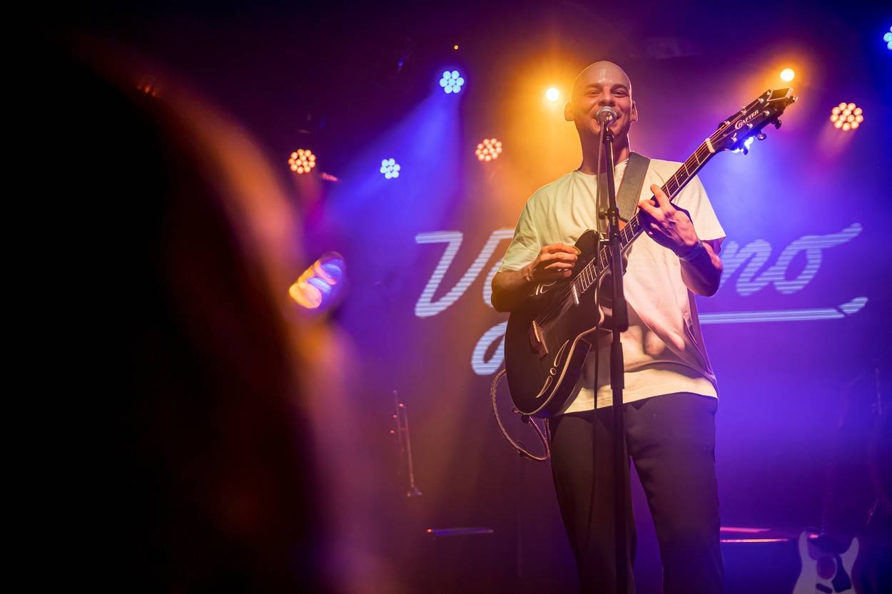 Vojtaano pokřtil album Do trojky, v pražském Futuru ho doprovodili Fast Food Orchestra