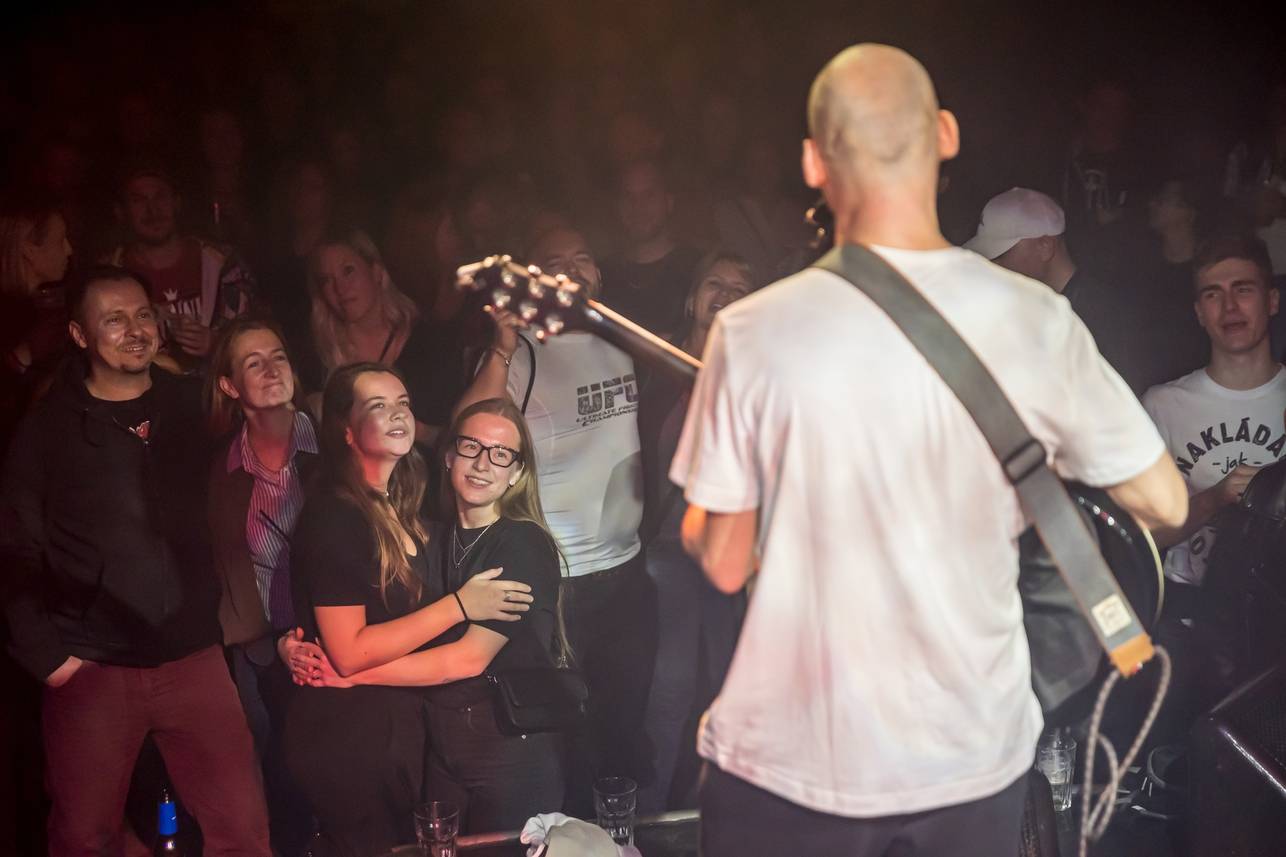 Vojtaano pokřtil album Do trojky, v pražském Futuru ho doprovodili Fast Food Orchestra