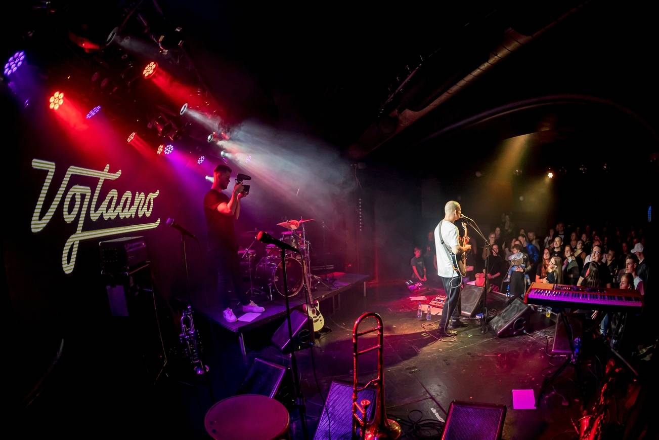 Vojtaano pokřtil album Do trojky, v pražském Futuru ho doprovodili Fast Food Orchestra