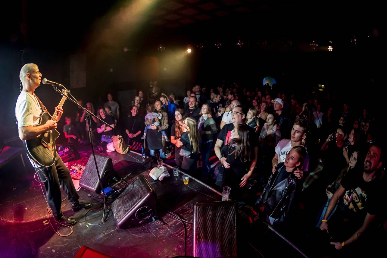 Vojtaano pokřtil album Do trojky, v pražském Futuru ho doprovodili Fast Food Orchestra