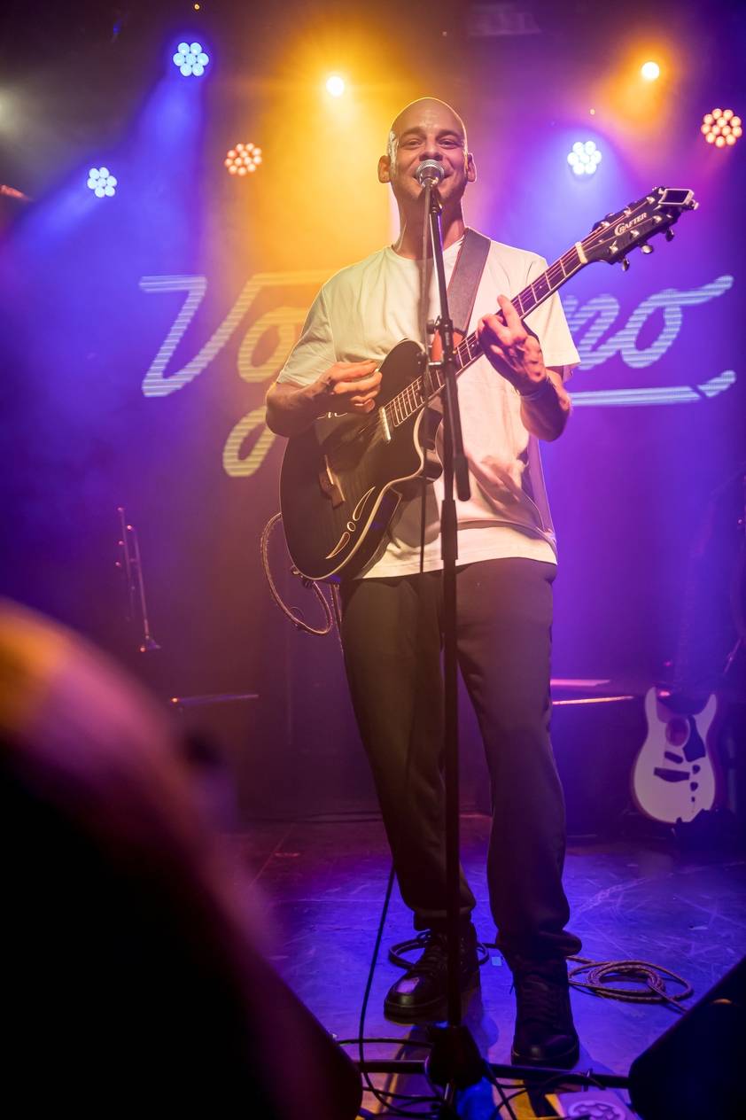 Vojtaano pokřtil album Do trojky, v pražském Futuru ho doprovodili Fast Food Orchestra