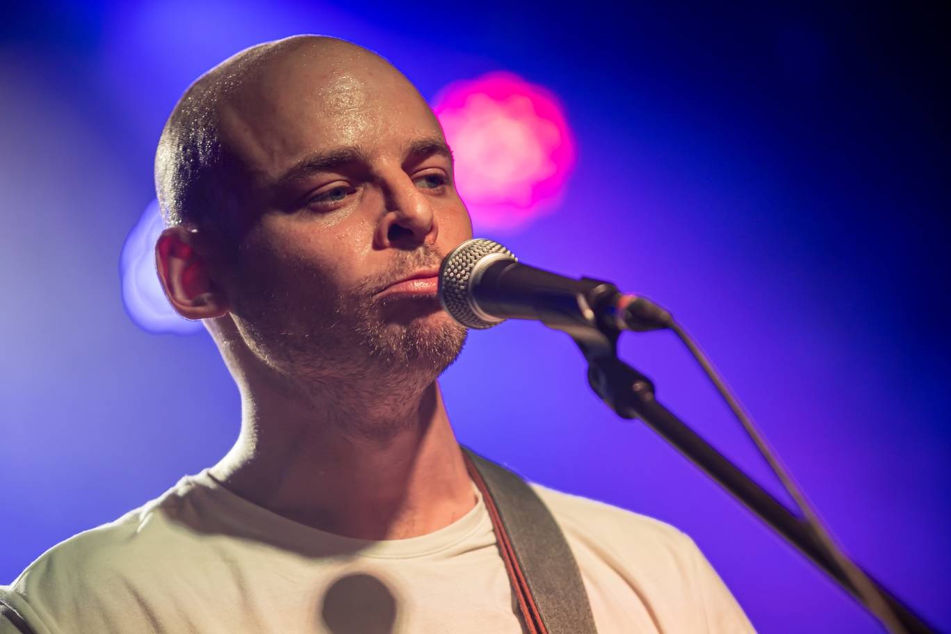 Vojtaano pokřtil album Do trojky, v pražském Futuru ho doprovodili Fast Food Orchestra