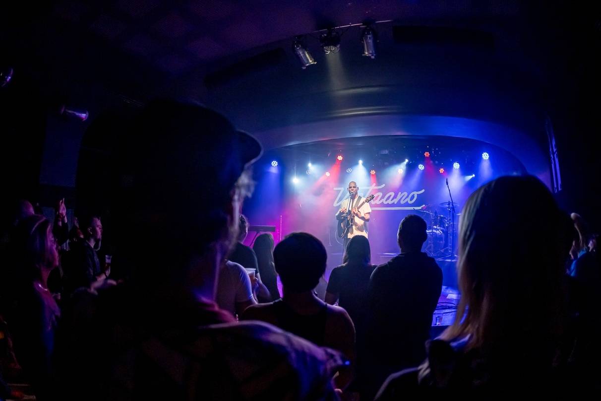 Vojtaano pokřtil album Do trojky, v pražském Futuru ho doprovodili Fast Food Orchestra