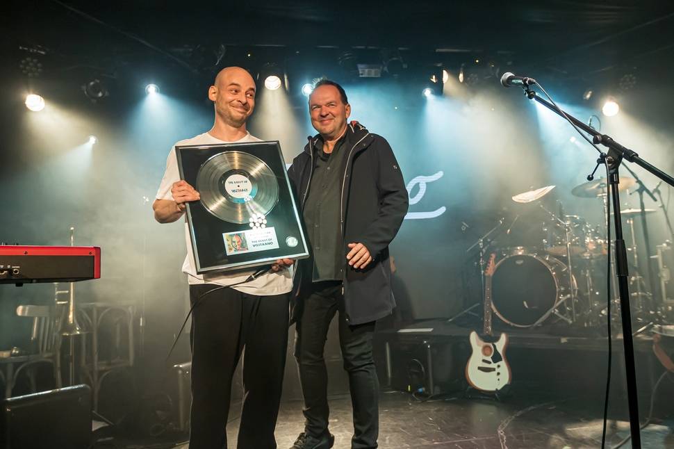 Vojtaano pokřtil album Do trojky, v pražském Futuru ho doprovodili Fast Food Orchestra