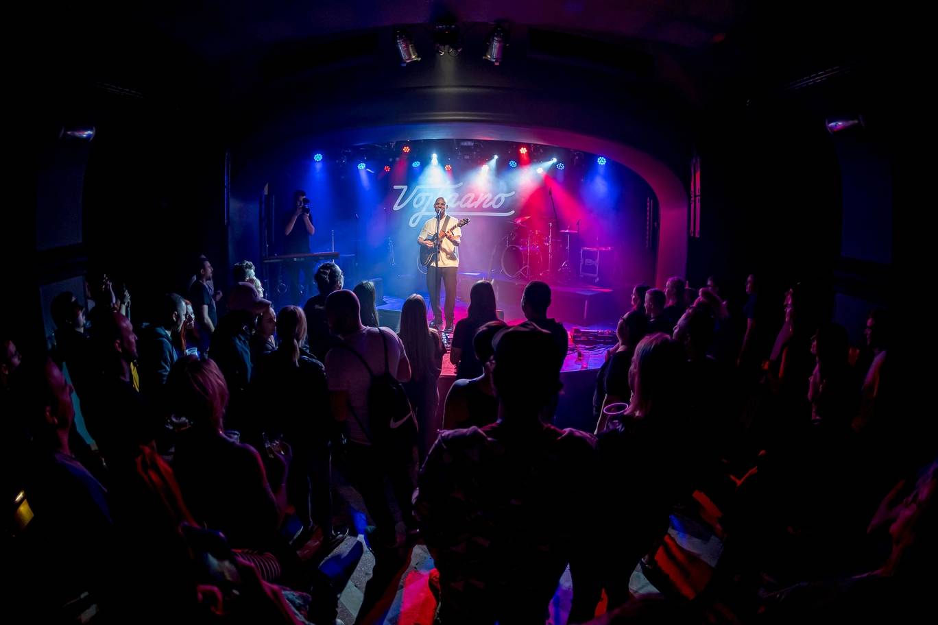 Vojtaano pokřtil album Do trojky, v pražském Futuru ho doprovodili Fast Food Orchestra