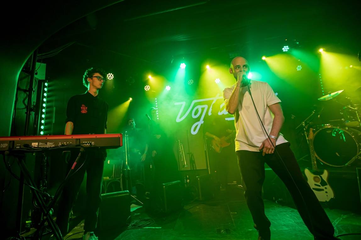 Vojtaano pokřtil album Do trojky, v pražském Futuru ho doprovodili Fast Food Orchestra