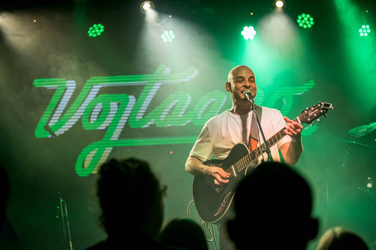 Vojtaano pokřtil album Do trojky, v pražském Futuru ho doprovodili Fast Food Orchestra