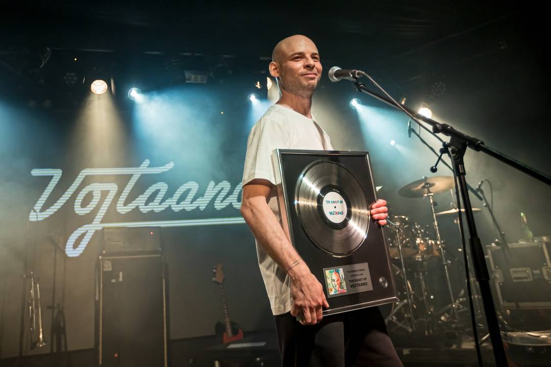 Vojtaano pokřtil album Do trojky, v pražském Futuru ho doprovodili Fast Food Orchestra