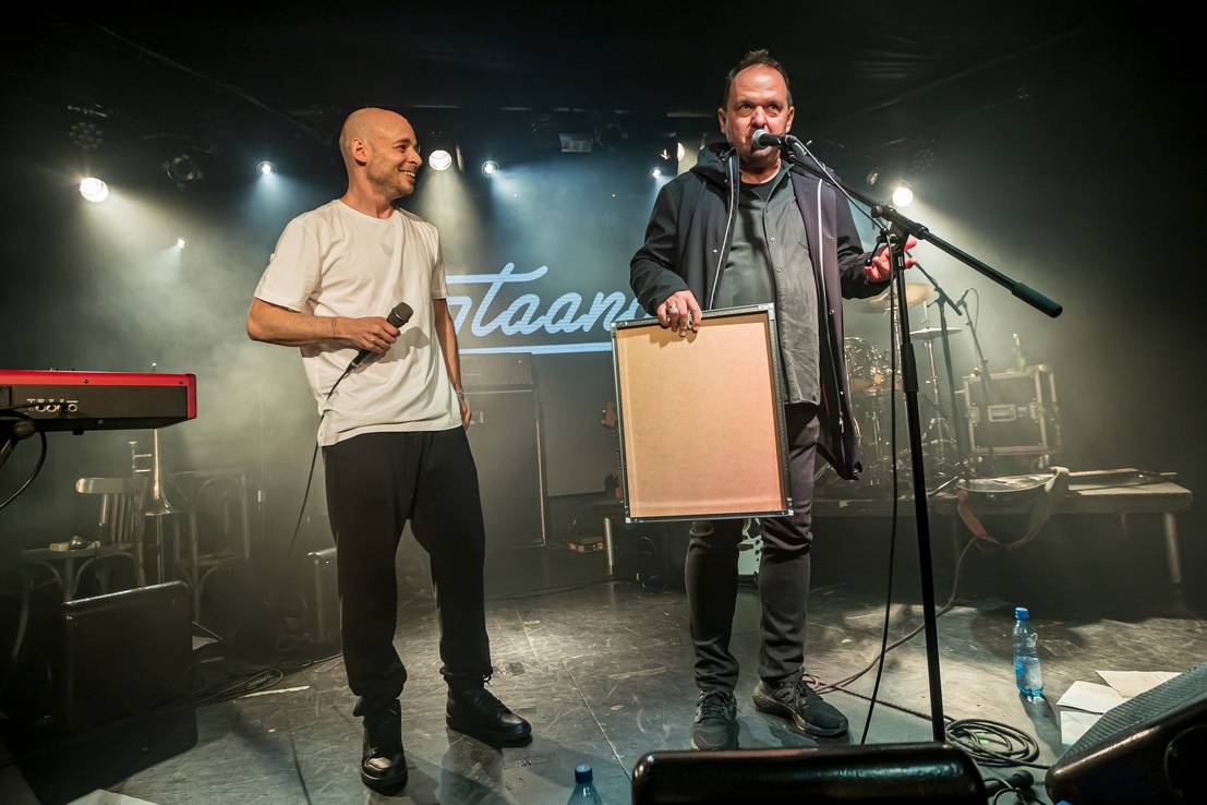 Vojtaano pokřtil album Do trojky, v pražském Futuru ho doprovodili Fast Food Orchestra