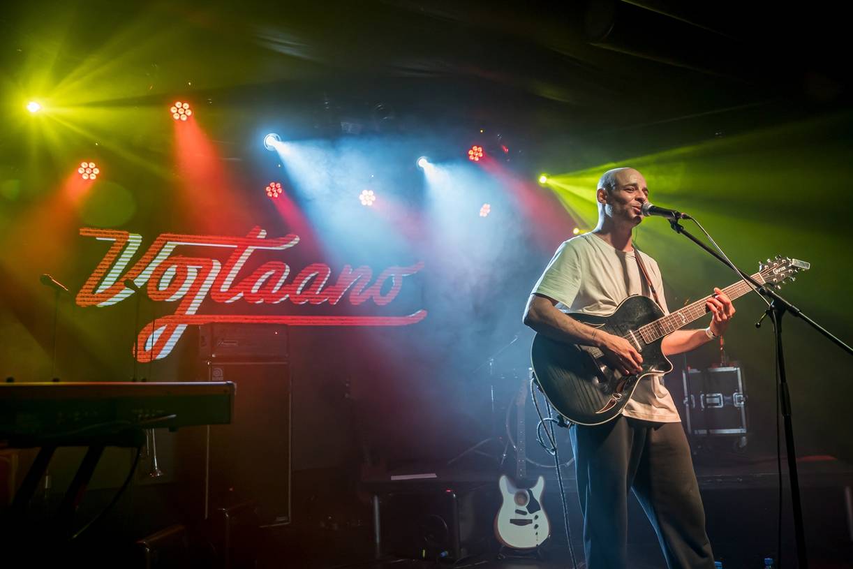 Vojtaano pokřtil album Do trojky, v pražském Futuru ho doprovodili Fast Food Orchestra