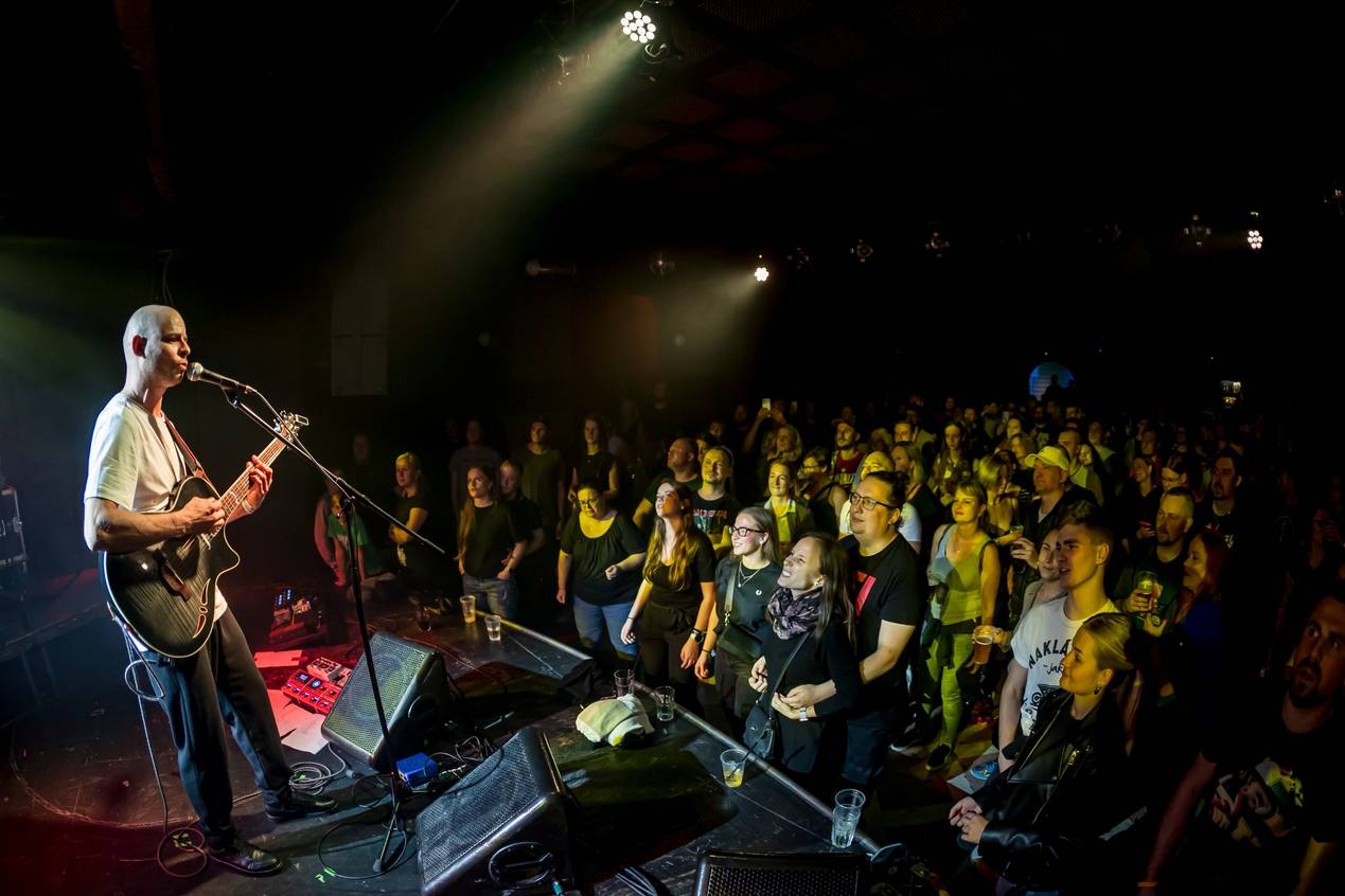 Vojtaano pokřtil album Do trojky, v pražském Futuru ho doprovodili Fast Food Orchestra