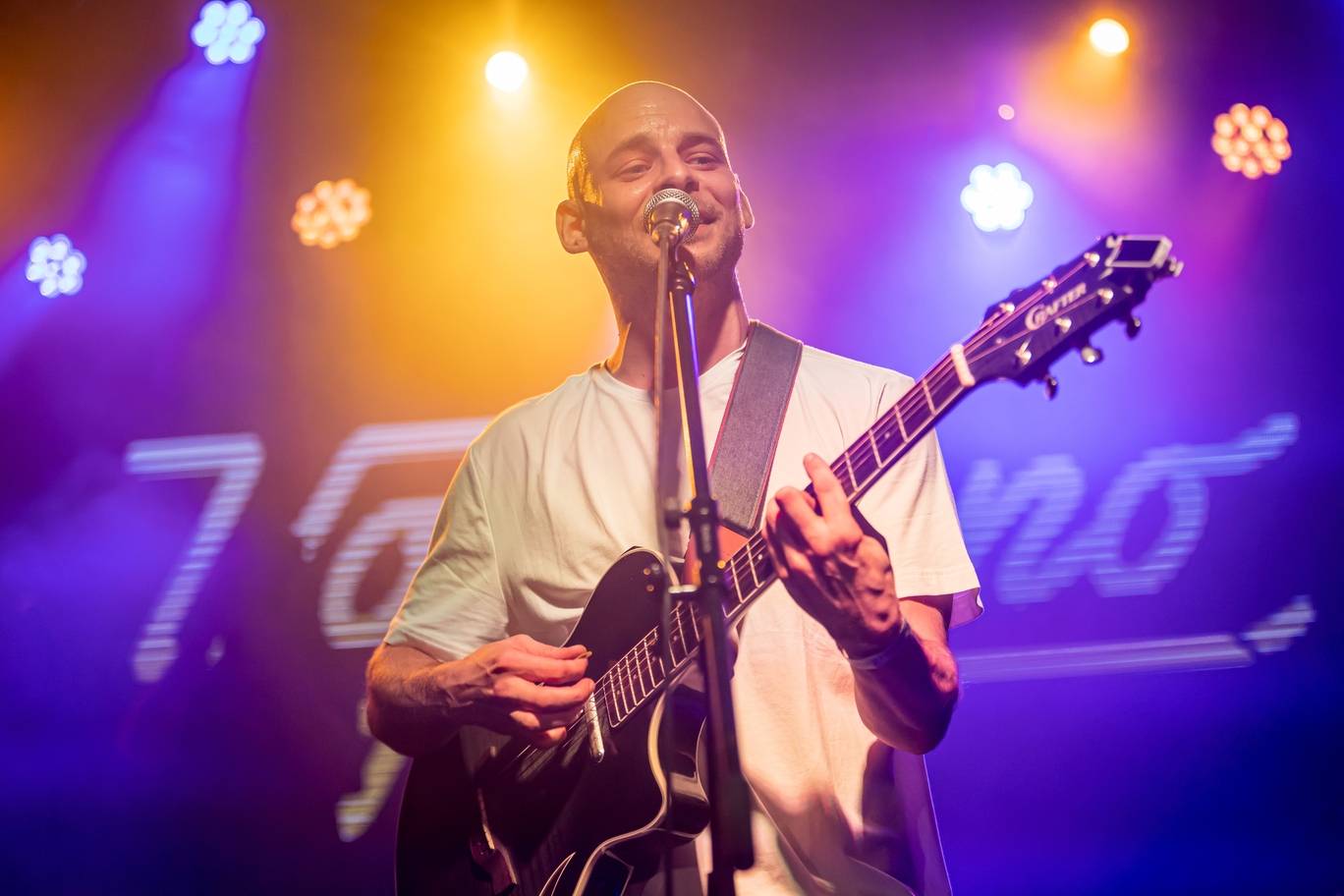 Vojtaano pokřtil album Do trojky, v pražském Futuru ho doprovodili Fast Food Orchestra