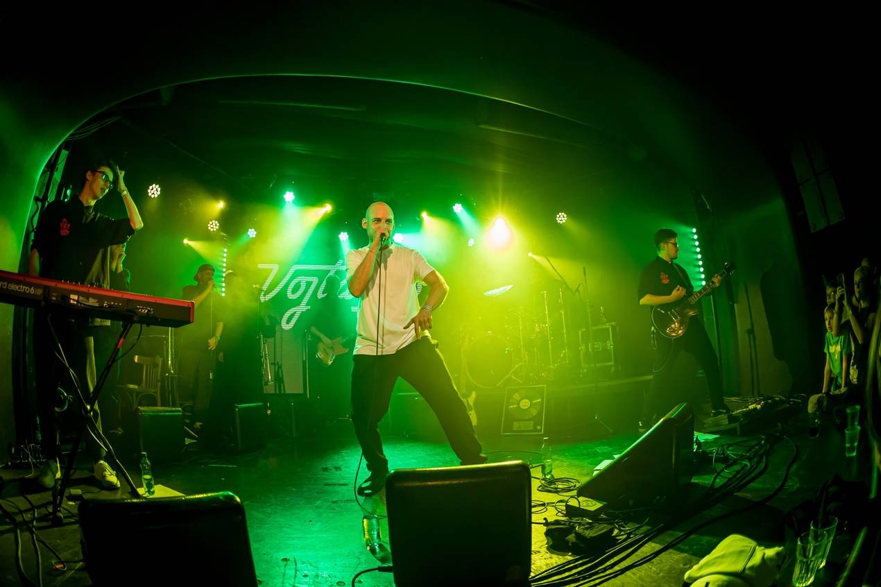 Vojtaano pokřtil album Do trojky, v pražském Futuru ho doprovodili Fast Food Orchestra