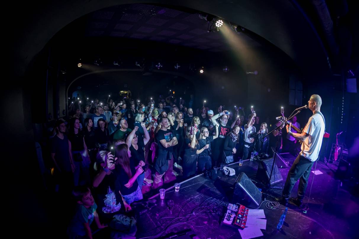 Vojtaano pokřtil album Do trojky, v pražském Futuru ho doprovodili Fast Food Orchestra