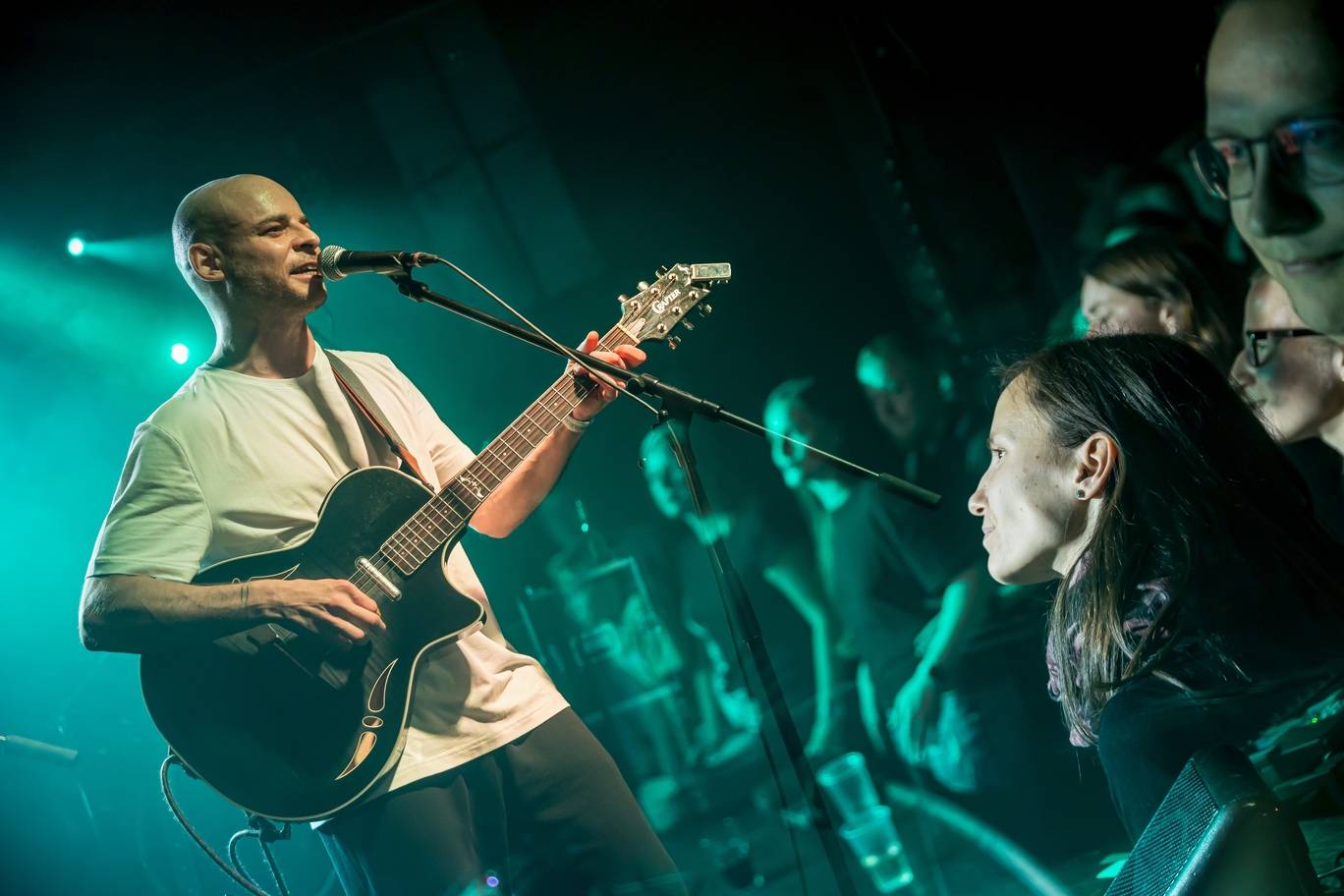 Vojtaano pokřtil album Do trojky, v pražském Futuru ho doprovodili Fast Food Orchestra